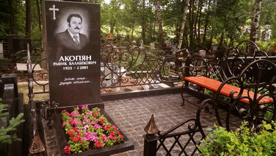 Уложена гранитная брусчатка